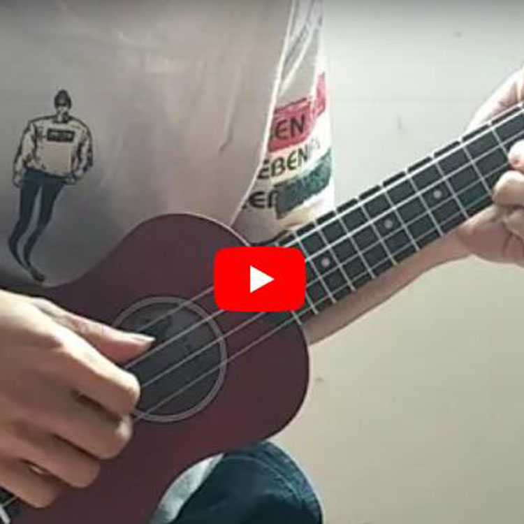 Ukulele marrom tocando