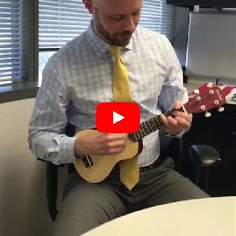 Ukulele Rainbow Tocando Feedback de Cliente